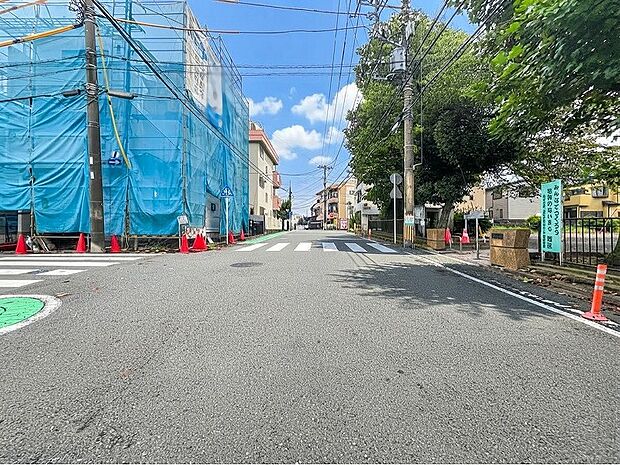 前面道路含む現地写真『快適』は「家」と「街」と「環境」が調和した時に訪れるだと改めて感じさせてくれます。