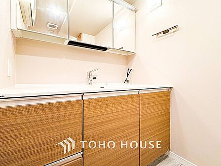 洗面台・洗面所三面鏡裏収納には化粧品や洗面用品類をすっきり整理できます。