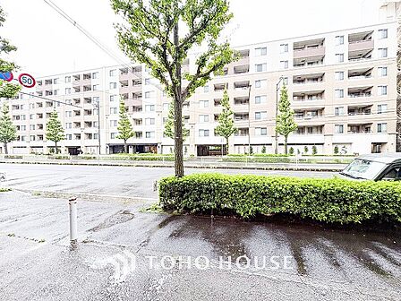 前面道路含む現地写真『快適』は「家」と「街」と「環境」が調和した時に訪れるだと改めて感じさせてくれます。