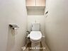 トイレ：トイレはシンプルにホワイトで統一した温水洗浄付です。