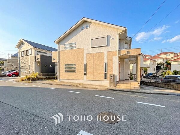 前面道路含む現地写真『快適』は「家」と「街」と「環境」が調和した時に訪れるだと改めて感じさせてくれます。