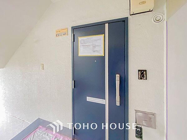 ダークなカラーの玄関ドアは重厚感があり、本邸宅に気品をプラス。重みのある外観に仕上がっています。