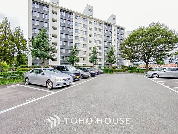 爽やかな青空の下に贅沢なほどに降り注ぐ陽光、豊かな居住性と、クオリティが見事に調和した住空間。