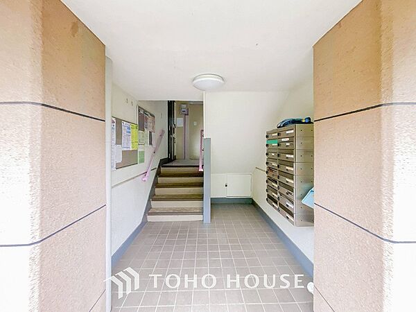 シャープでスタイリッシュなデザインが印象的な洗練の住まい。居住者を温かく迎えてくれる。