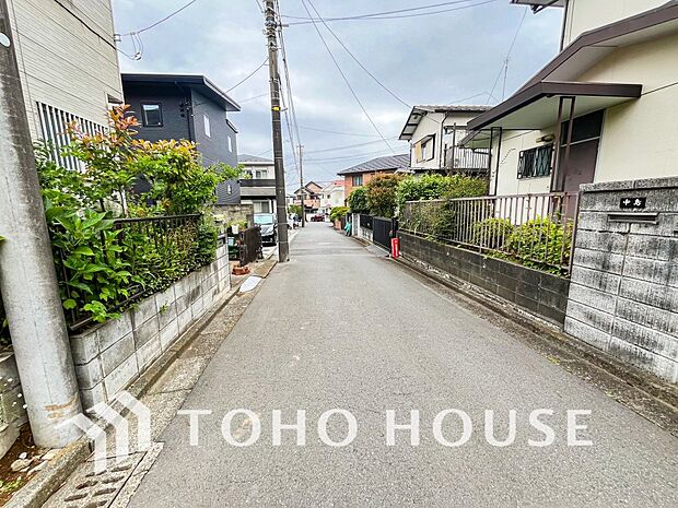 前面道路含む現地写真『快適』は「家」と「街」と「環境」が調和した時に訪れるだと改めて感じさせてくれます。