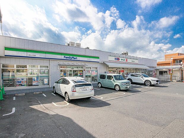 24時間営業。お弁当やお惣菜、パンなどをはじめ、生活用品、お酒、たばこなども取り揃えています。