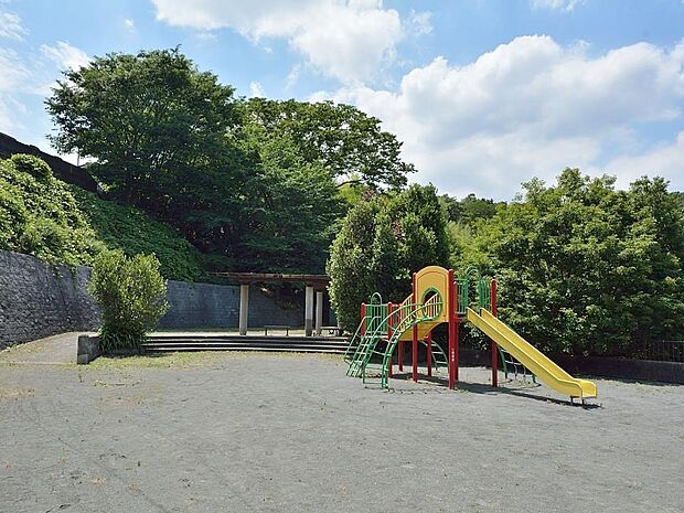 自然の残る散策路とお子様が遊べる遊具・広場のある公園です。