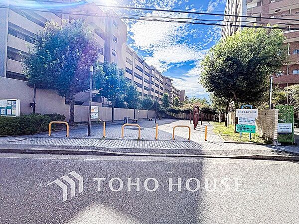 前面道路含む現地写真『快適』は「家」と「街」と「環境」が調和した時に訪れるだと改めて感じさせてくれます。