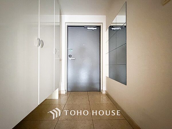 居住者の帰り、訪れる方を優しく迎えてくれる玄関です。