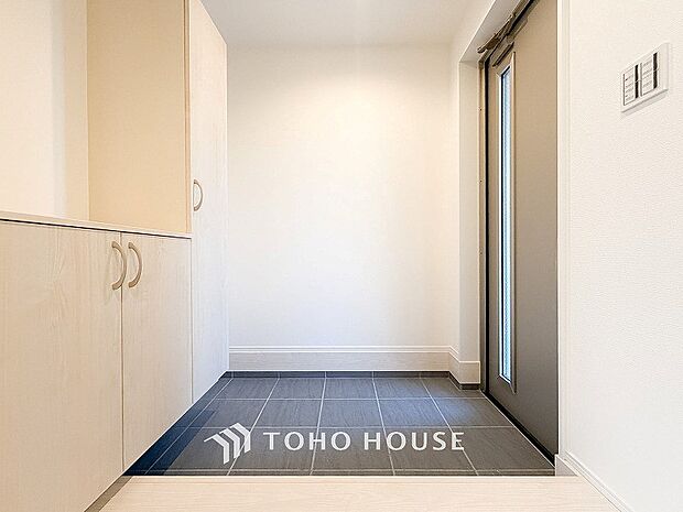 居住者の帰り、訪れる方を優しく迎えてくれる開放感のある玄関。