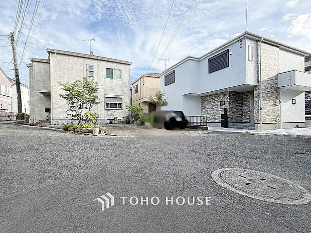 前面道路含む現地写真『快適』は「家」と「街」と「環境」が調和した時に訪れるだと改めて感じさせてくれます。