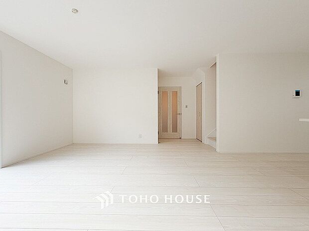 爽やかな色合いのフローリングと清潔感の溢れるクロスが明るい空間を創り出しているリビングダイニング。