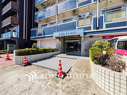 住まう誇らしさと安心感を演出する落ち着いた雰囲気のエントランス。