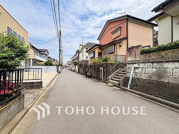 前面道路含む現地写真『快適』は「家」と「街」と「環境」が調和した時に訪れるだと改めて感じさせてくれます。