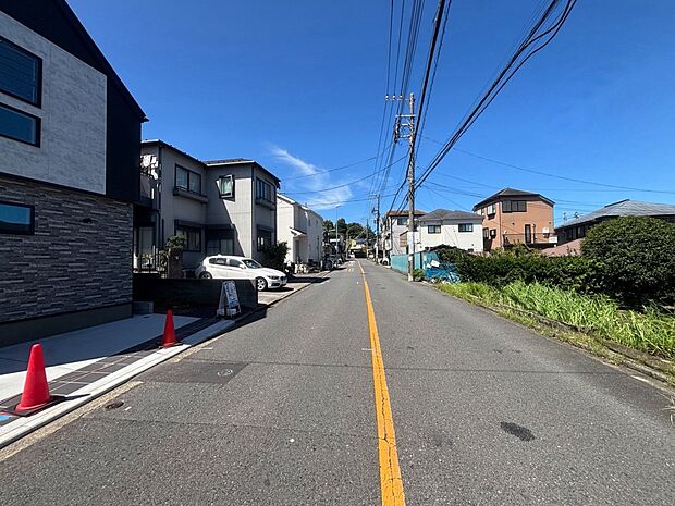 前面道路含む現地写真『快適』は「家」と「街」と「環境」が調和した時に訪れるだと改めて感じさせてくれます。
