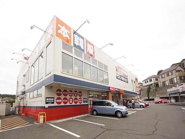 洋服やおもちゃ、貴金属からベビー用品までありとあらゆる商品を扱っています。