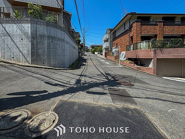 前面道路含む現地写真『快適』は「家」と「街」と「環境」が調和した時に訪れるだと改めて感じさせてくれます。