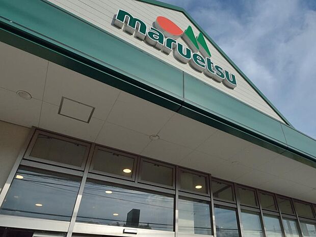 毎日の食卓を飾る食料品が揃います。駐車場42台完備。新しく綺麗な店内で気持ちよくお買い物ができます。