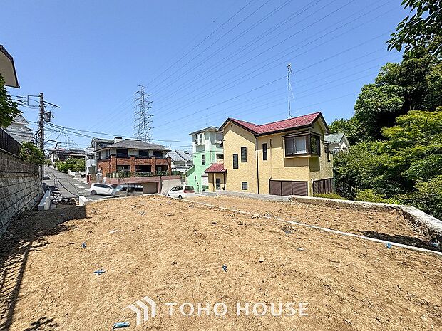 爽やかな青空の下に贅沢なほどに降り注ぐ陽光、豊かな居住性と、クオリティが見事に調和した住空間。