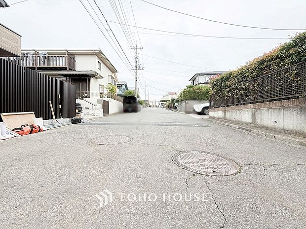 前面道路含む現地写真『快適』は「家」と「街」と「環境」が調和した時に訪れるだと改めて感じさせてくれます。