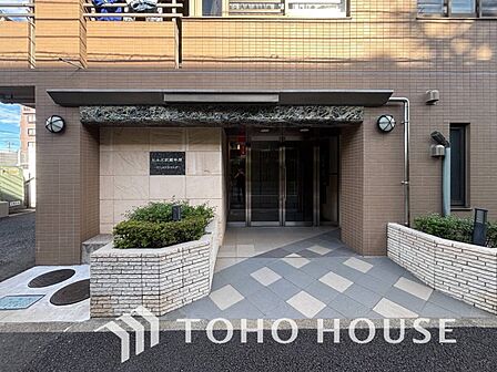 住む人や訪れる人やさしくエスコートする玄関アプローチ。