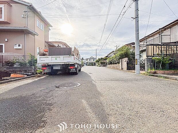 前面道路含む現地写真『快適』は「家」と「街」と「環境」が調和した時に訪れるだと改めて感じさせてくれます。