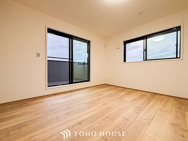 大きな窓からたっぷりと陽光が注がれる明るい空間。家族の成長に対応できる永住仕様の間取り。