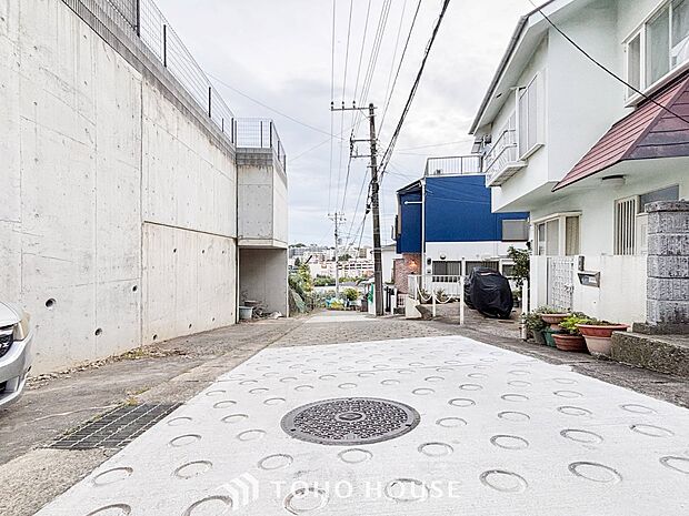 前面道路含む現地写真『快適』は「家」と「街」と「環境」が調和した時に訪れるだと改めて感じさせてくれます。