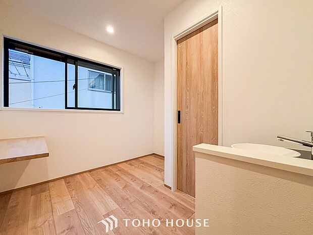 上質感漂う廊下。居住者の帰り、訪れる方を優しく迎え安らぎに満ちた生活空間を予感させます。
