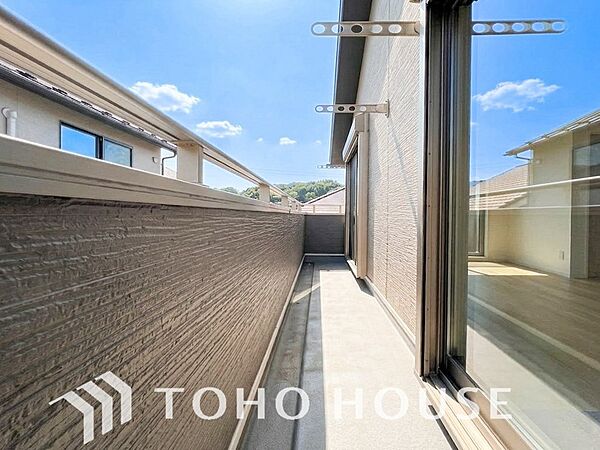 陽光とそよ風に触れることができるバルコニー。