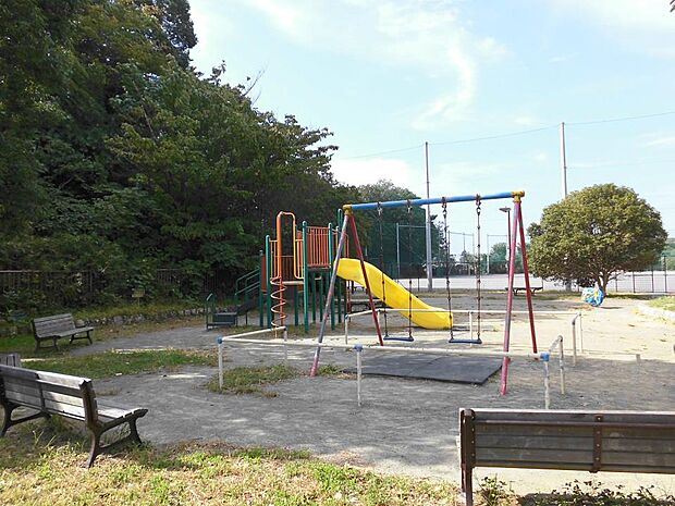 広いグランドと小さなお子様にも安心な遊具があります。