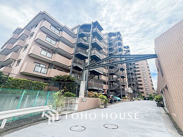 前面道路含む現地写真『快適』は「家」と「街」と「環境」が調和した時に訪れるだと改めて感じさせてくれます。