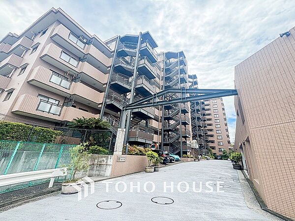 住む人を映し出す洗練された佇まいは、いつまでも輝き続けながらいつしか街の風景に溶け込んでいきます。
