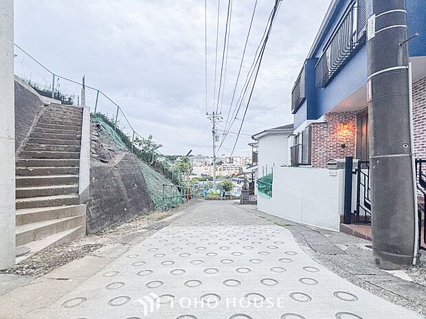 前面道路含む現地写真『快適』は「家」と「街」と「環境」が調和した時に訪れるだと改めて感じさせてくれます。