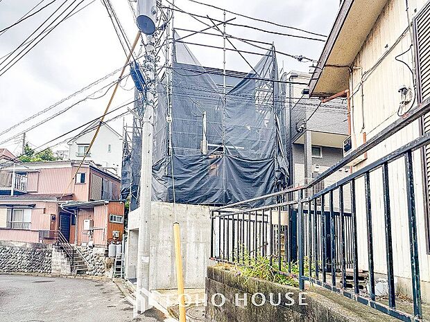 住む人を映し出す洗練された佇まいは、いつまでも輝き続けながらいつしか街の風景に溶け込んでいきます。