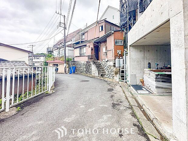 前面道路含む現地写真『快適』は「家」と「街」と「環境」が調和した時に訪れるだと改めて感じさせてくれます。