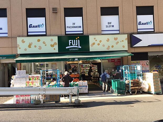 JR保土ヶ谷駅西口。毎日の食卓を豊かにする豊富な品揃え。深夜まで営業していてお仕事帰りにも便利。