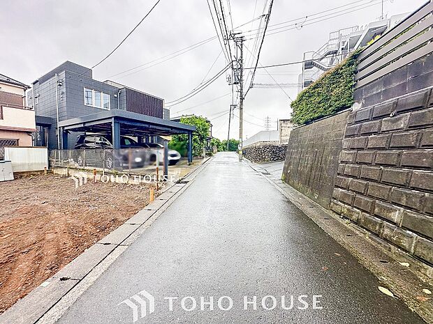 前面道路含む現地写真『快適』は「家」と「街」と「環境」が調和した時に訪れるだと改めて感じさせてくれます。