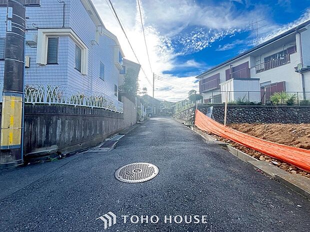 前面道路含む現地写真『快適』は「家」と「街」と「環境」が調和した時に訪れるだと改めて感じさせてくれます。