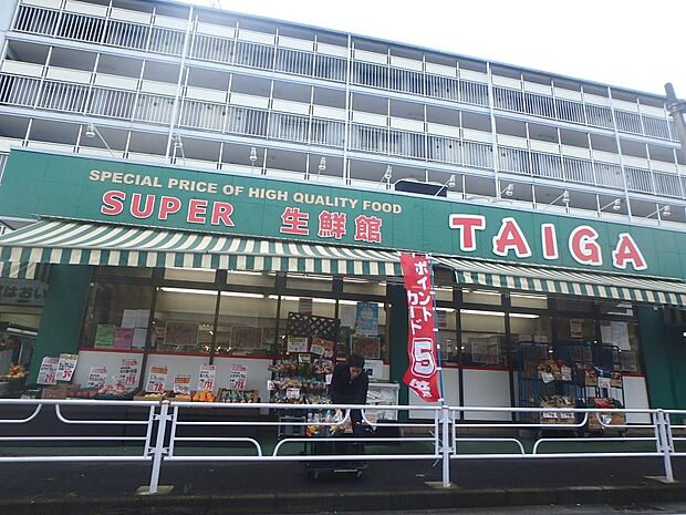 10時-夜10時まで営業のスーパー。毎日の食卓に並ぶ食材が豊富に揃います。