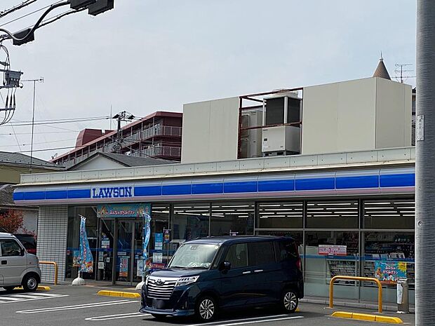 食料品や生活雑貨などが揃う安心便利なコンビニエンスストア。