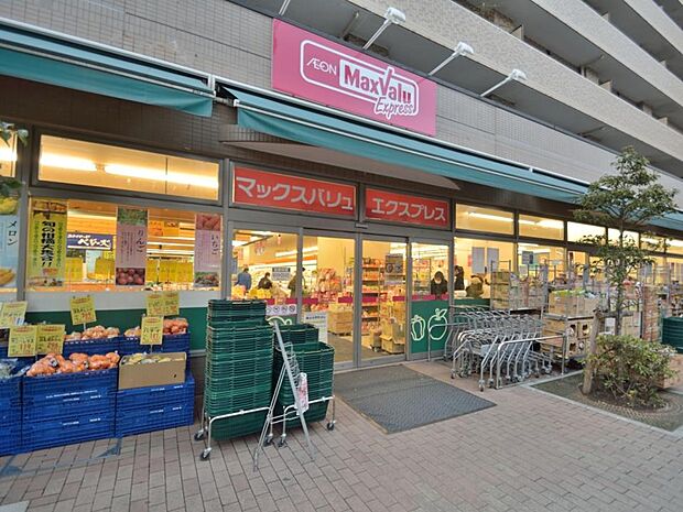 日々の食生活に必要な商品を最大限のバリュで提供。夜遅くまで営業しているので帰りが遅くなっても安心。