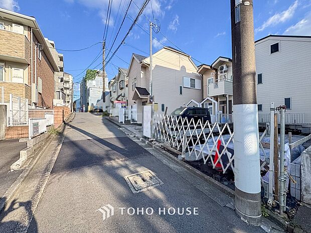 住む人を映し出す洗練された佇まいは、いつまでも輝き続けながらいつしか街の風景に溶け込んでいきます。