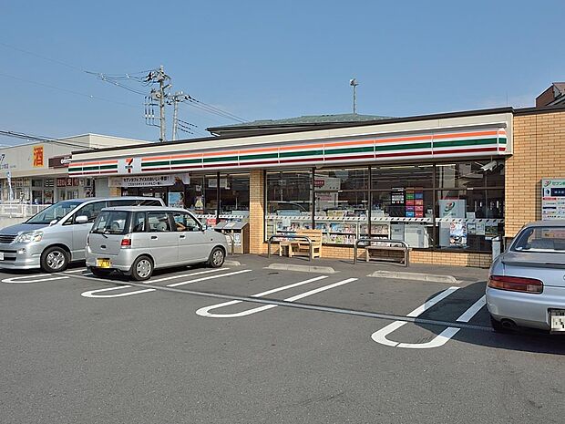 24時間営業ですので、急な買い物に便利です。駐車場もあります。