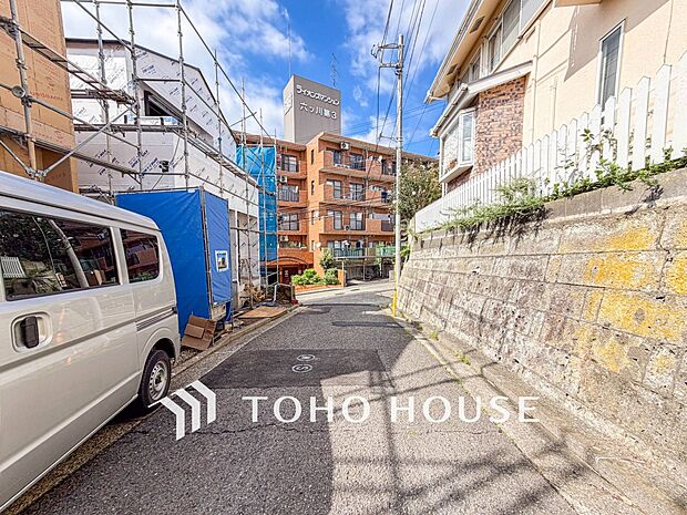 前面道路含む現地写真『快適』は「家」と「街」と「環境」が調和した時に訪れるだと改めて感じさせてくれます。