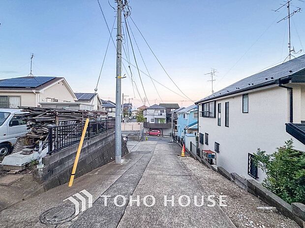 前面道路含む現地写真『快適』は「家」と「街」と「環境」が調和した時に訪れるだと改めて感じさせてくれます。