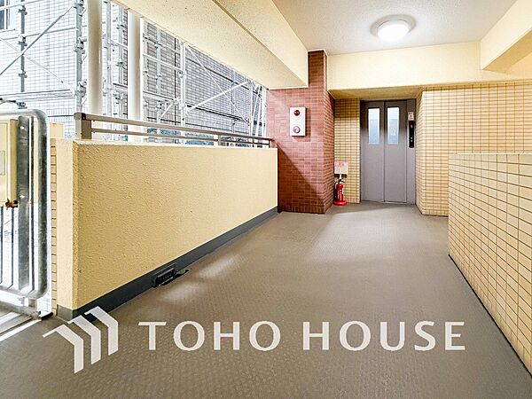 開放的で明るい共用廊下。清潔感があり、行き届いた管理体制がうかがえます。