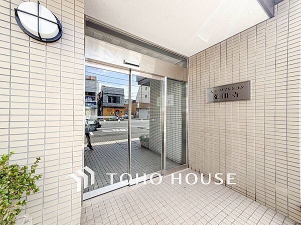 住む人や訪れる人やさしくエスコートする玄関アプローチ。