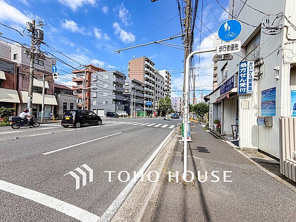 前面道路含む現地写真『快適』は「家」と「街」と「環境」が調和した時に訪れるだと改めて感じさせてくれます。