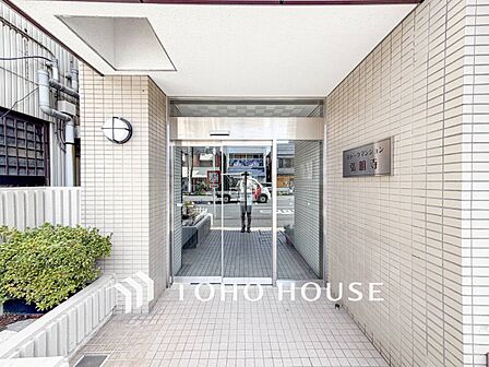 住まう誇らしさと安心感を演出する落ち着いた雰囲気のエントランス。